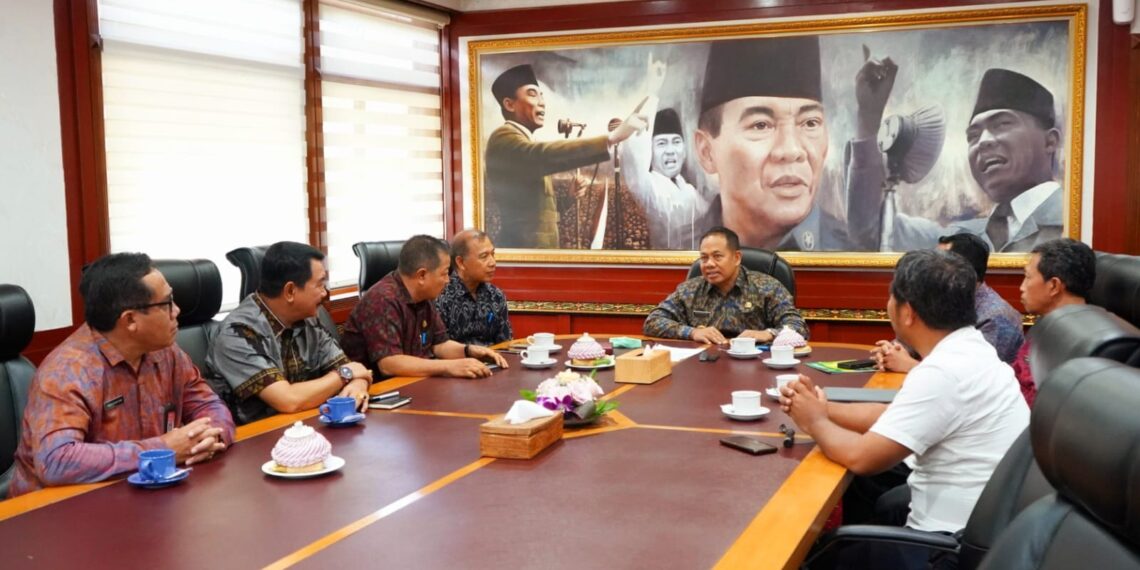 Pj Gubernur Bali Sang Made Mahendra Jaya saat memimpin rapat. Istimewa
