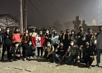 Peduli Sesama, GMNI Hukum Unud Bagikan Masker ke Masyarakat Sekitar TPA Suwung