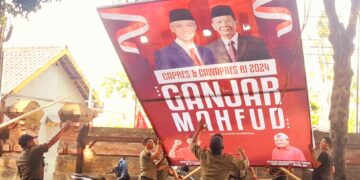 Spanduk Ganjar-Mahfud saat diturunkan Satpol PP di Gianyar. Ist