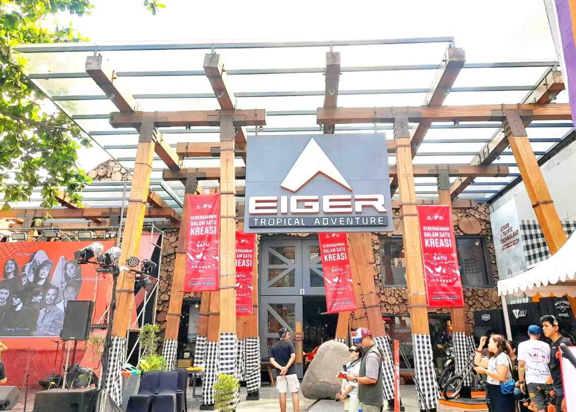 BREAKING NEWS: Kecelakaan Tunggal Di Depan Polisi Militer Renon, Mobil Mewah jadi Peot