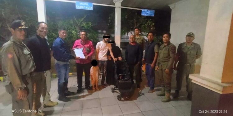 Satu Keluarga Asal Yordania Saat Ditahan Satpol PP Badung Karena Ngemis di Kuta, Bali. Ist