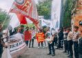 Walhi Bali, KEKAL Bali dan Frontier Bali saat melakukan aksi di depan Kantor Gubernur Bali