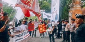 Walhi Bali, KEKAL Bali dan Frontier Bali saat melakukan aksi di depan Kantor Gubernur Bali