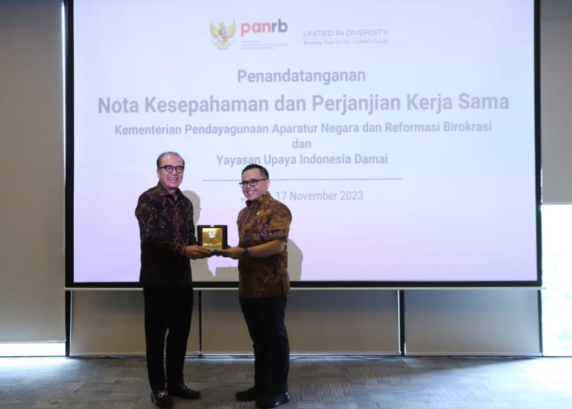 Menteri Pendayagunaan Aparatur Negara dan Reformasi Birokrasi (PANRB) Abdullah Azwar Anas (kanan) dan Ketua Yayasan Upaya Indonesia Damai Tantowi Yahya. Ist