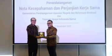 Menteri Pendayagunaan Aparatur Negara dan Reformasi Birokrasi (PANRB) Abdullah Azwar Anas (kanan) dan Ketua Yayasan Upaya Indonesia Damai Tantowi Yahya. Ist