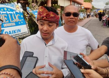 ((Anthon Hilman CEO dan Owner The Luc (depan) dan Kepala Desa Tibubeneng, I Made Kamajaya))