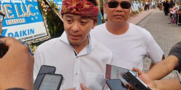 ((Anthon Hilman CEO dan Owner The Luc (depan) dan Kepala Desa Tibubeneng, I Made Kamajaya))