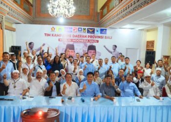 TKD Bali saat mendengar arahan dari Prabowo Subianto lewat daring di Posko Kemenangan Prabowo-Gibran Bali