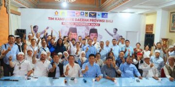 TKD Bali saat mendengar arahan dari Prabowo Subianto lewat daring di Posko Kemenangan Prabowo-Gibran Bali