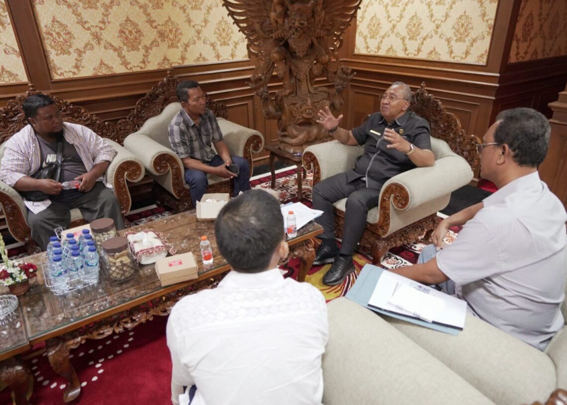 Ketua DPRD Kabupaten Badung, I Putu Parwata saat menerima audensi dari pengurus GPKB Gereja Protestan Bali di ruang kerjanya. Foto: BALItopik