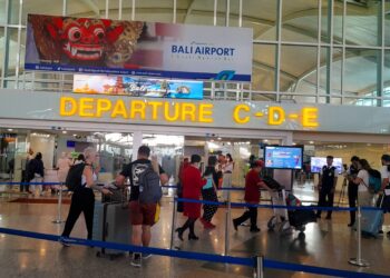 Pintu Keberangkatan Internasional Bandara Ngurah Rai Bali. Foto: BALItopik