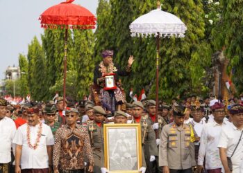 Upacara penyambutan gelar Pahlawan Nasional Ida Dewa Agung Jambe yang dibawa oleh Raja Klungkung XII Ida Dalem Semara Putra di Klungkung