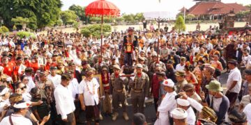 Upacara penyambutan gelar Pahlawan Nasional Ida Dewa Agung Jambe yang dibawa oleh Raja Klungkung XII Ida Dalem Semara Putra di Klungkung