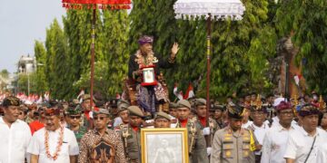 Upacara penyambutan gelar Pahlawan Nasional Ida Dewa Agung Jambe yang dibawa oleh Raja Klungkung XII Ida Dalem Semara Putra di Klungkung