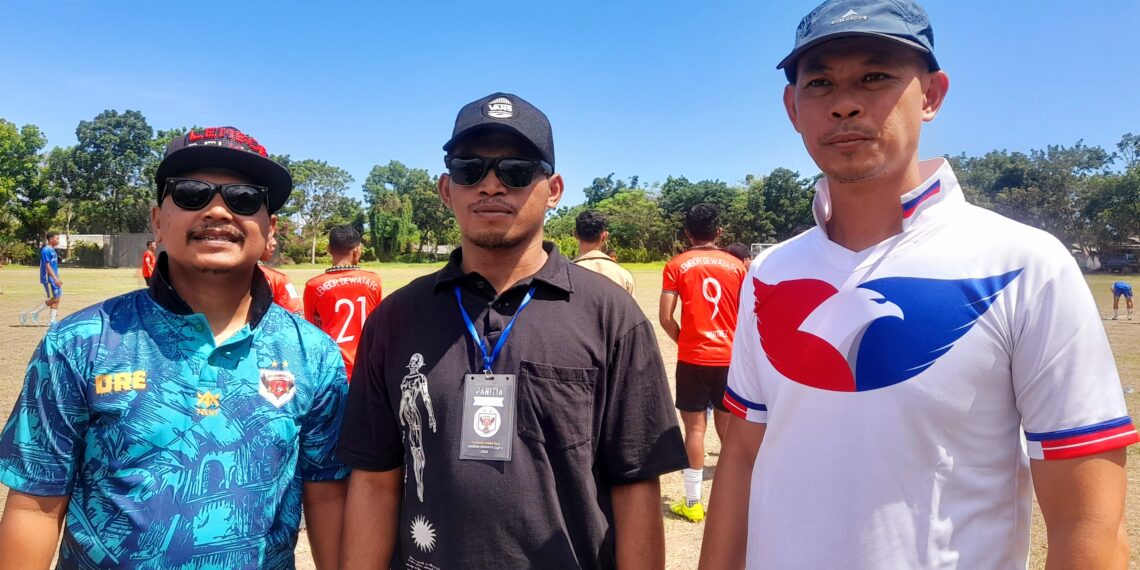 Ketua Pemuda Perindo Bali, Kendrik Reinaldo Maxi Sumolang (kanan) didampingi Ketua Panitia Lembor Dewata Cup II Teofilus Gardin (tengah) dan pelatih Lembor Dewata FC. Balitopik.com