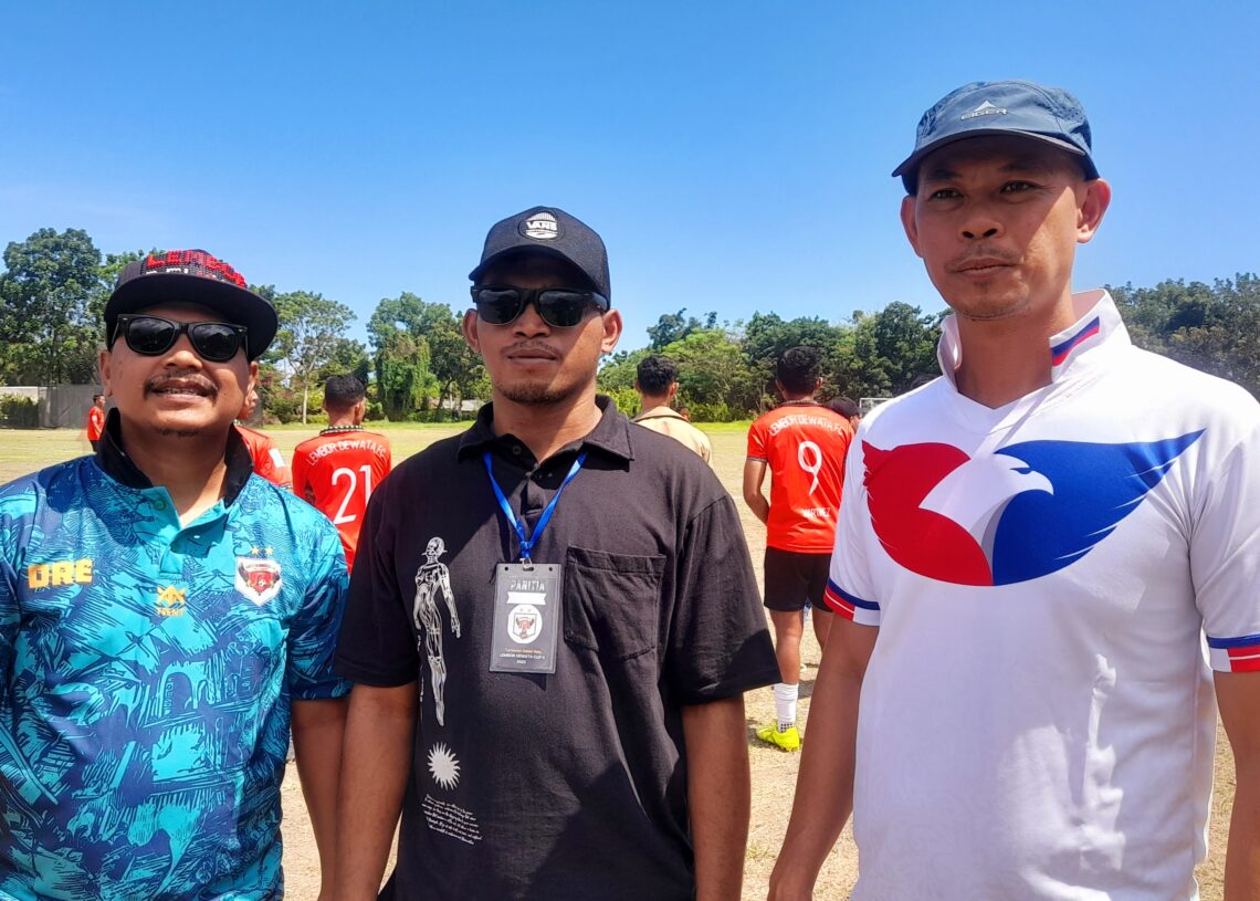 Ketua Pemuda Perindo Bali, Kendrik Reinaldo Maxi Sumolang (kanan) didampingi Ketua Panitia Lembor Dewata Cup II Teofilus Gardin (tengah) dan pelatih Lembor Dewata FC. Balitopik.com