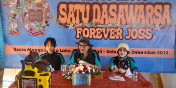 Servasius Bambang Pranoto (tengah) didampingi istri dan anak dalam konferensi pers menjelang perayaan ulang tahun Kutus-Kutus ke-10