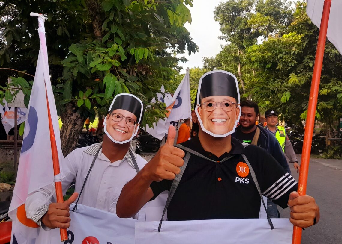 Wajah Anies-Muhaimin muncul di Renon, Denpasar dalam acara flash mop PKS Denpasar. Foto: Balitopik.com