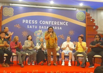 Bambang Pranoto didampingi artis-artis yang mengisi panggungnya 1 dasawarsa Kutus-Kutus. Foto: Balitopik.com