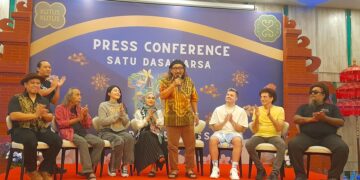 Bambang Pranoto didampingi artis-artis yang mengisi panggungnya 1 dasawarsa Kutus-Kutus. Foto: Balitopik.com