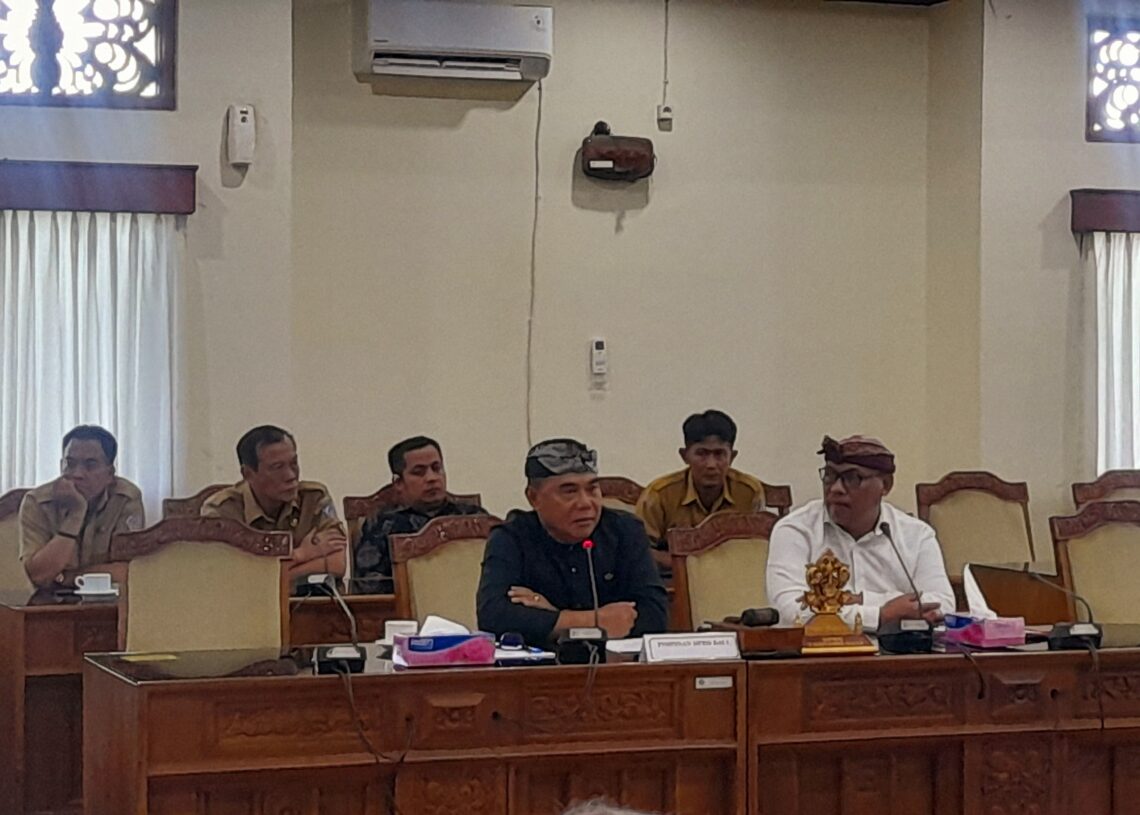 Ketua DPRD Bali I Nyoman Adi Wiryatama didampingi Ketua Komisi IV DPRD Bali, Gusti Putu Budiarta saat memimpin rapat kerja gabungan membahas tindaklanjut pembangunan Terminal LNG. Balitopik.com