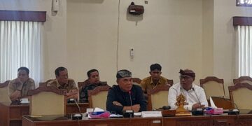 Ketua DPRD Bali I Nyoman Adi Wiryatama didampingi Ketua Komisi IV DPRD Bali, Gusti Putu Budiarta saat memimpin rapat kerja gabungan membahas tindaklanjut pembangunan Terminal LNG. Balitopik.com