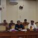 Ketua DPRD Bali I Nyoman Adi Wiryatama didampingi Ketua Komisi IV DPRD Bali, Gusti Putu Budiarta saat memimpin rapat kerja gabungan membahas tindaklanjut pembangunan Terminal LNG. Balitopik.com