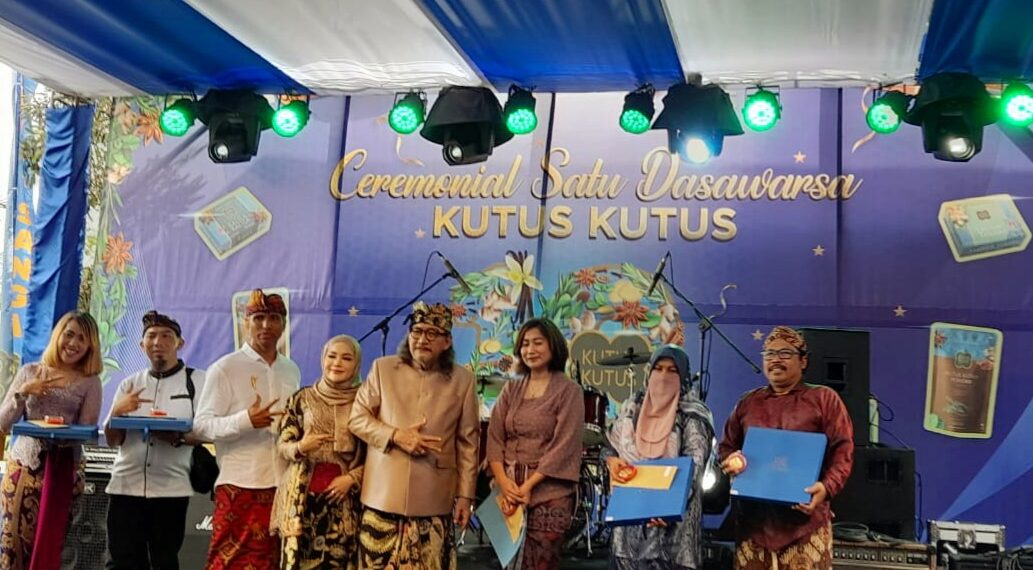 Pose saat pemberian hadiah oleh Servasius Bambang Pranoto dan Riva Effiranti kepada karyawan dan kutusian. Ist