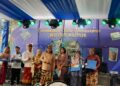 Pose saat pemberian hadiah oleh Servasius Bambang Pranoto dan Riva Effiranti kepada karyawan dan kutusian. Ist