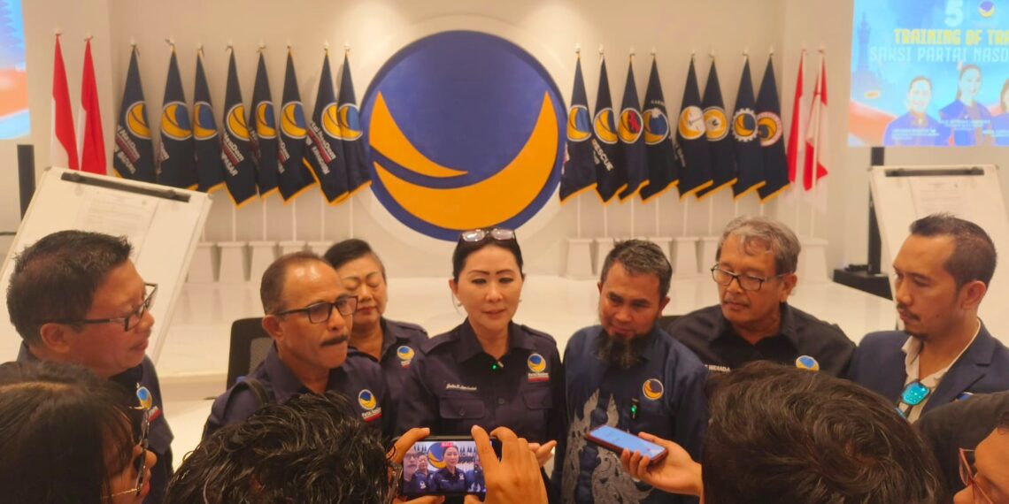 Ketua DPW Partai NasDem Provinsi Bali Julie Sutrisno Laiskodat (tengah). Balitopik.com