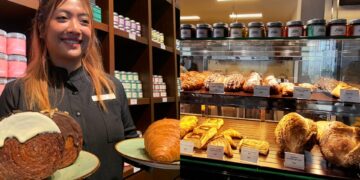 Karyawan Brown Bear sedang memperlihatkan sampel croboloni pastry yang lagi hits. Brwon Bear dan Midaz Petitenget akhirnya dibuka di Bali. Balitopik.com