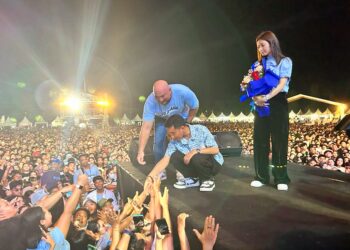 Gibran Rakabuming Raka bersama istri dan De Gadjah ketika menyapa massa saat pesta raktat gemoy dan santuy. Balitopik.com