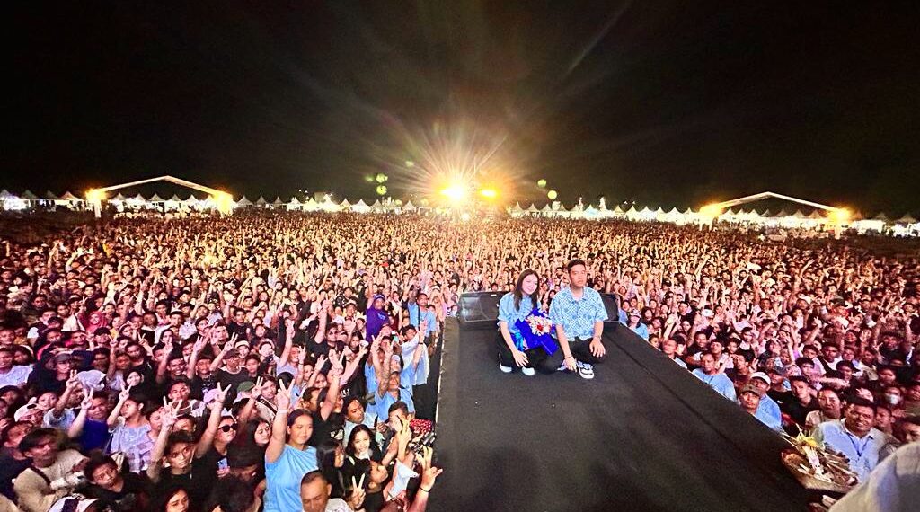 Gibran dan Selvi saat berada di panggung Pesta Rakyat Gemoy dan Santuy di Renon Denpasar. Balitopik.com