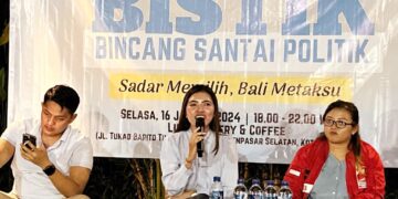 Gusti Ayu Putu Ardaba Kory (tengah). Balitopik.com