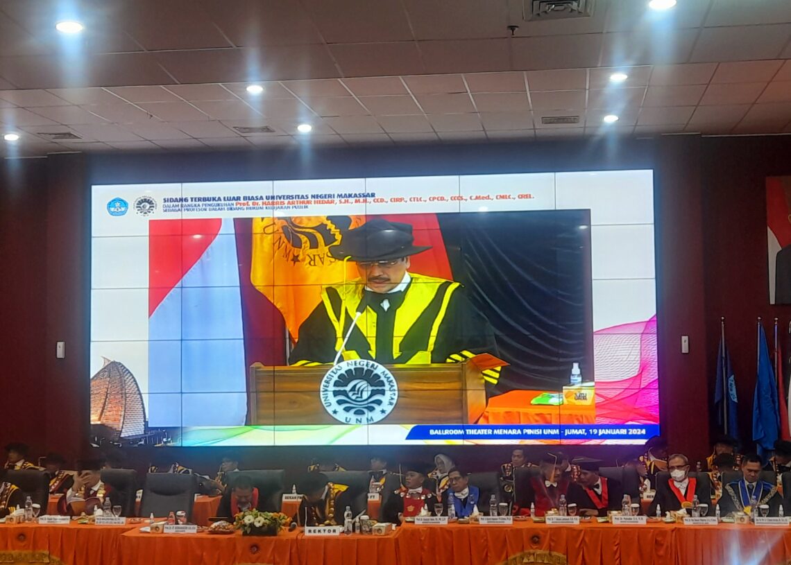 Proses pengukuhan Prof. Dr. Harris Arthur Hedar sebagai Guru Besar atau Profesor di Universitas Negeri Makassar. Balitopik.com