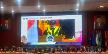 Proses pengukuhan Prof. Dr. Harris Arthur Hedar sebagai Guru Besar atau Profesor di Universitas Negeri Makassar. Balitopik.com