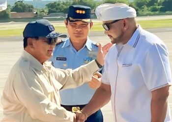 De Gadjah (kanan) saat berjabatan tangan dengan Prabowo Subianto. Ist