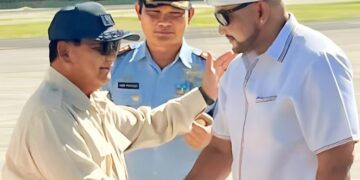 De Gadjah (kanan) saat berjabatan tangan dengan Prabowo Subianto. Ist