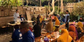 Ni Made Sri Yogi (Depan) saat mengunjungi masyarakat Muslim di Jembrana. Ist