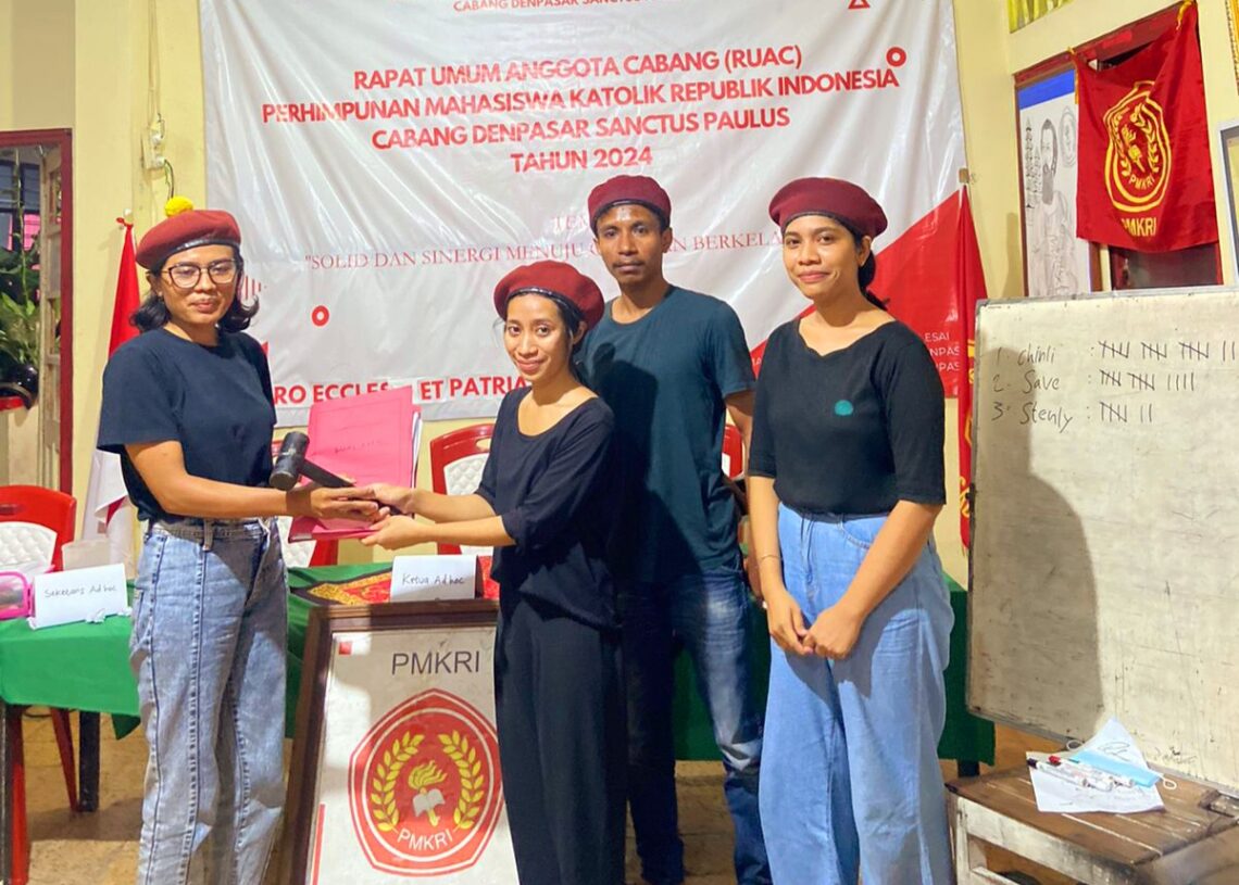 Angela Chinly Yudia (kiri) saat menerima berkas dan palu sidang dari ad hoc (3 orang kanan). Balitopik.com