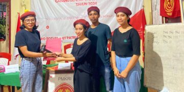 Angela Chinly Yudia (kiri) saat menerima berkas dan palu sidang dari ad hoc (3 orang kanan). Balitopik.com