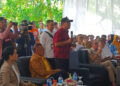 Wayan Sudarsana (berdiri) ketika menyampaikan keluhannya kepada Airlangga Hartarto. Ist