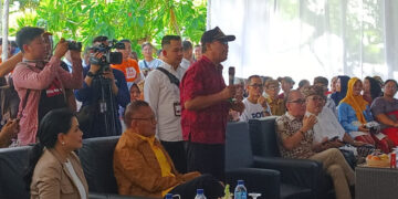 Wayan Sudarsana (berdiri) ketika menyampaikan keluhannya kepada Airlangga Hartarto. Ist