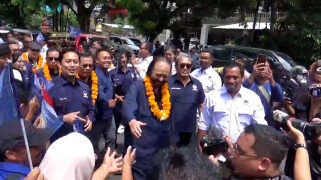Surya Paloh disambut massa saat berkunjung ke Bali (23/1/2024). Foto: Antara