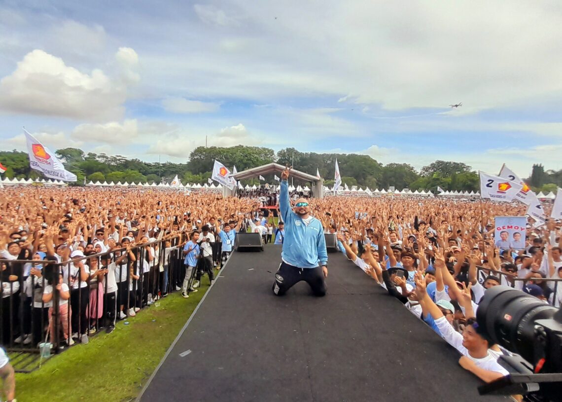 De Gadjah berpose bersama ratusan ribu peserta jalan sehat Prabowo-Gibran 2