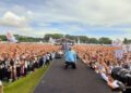 De Gadjah berpose bersama ratusan ribu peserta jalan sehat Prabowo-Gibran 2