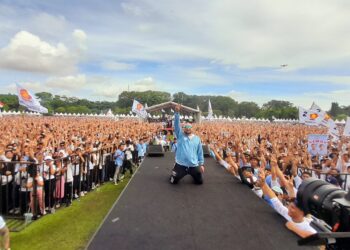 De Gadjah berpose bersama ratusan ribu peserta jalan sehat Prabowo-Gibran 2
