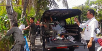 Potret Satpol PP saat menurunkan APK yang melanggar di Jalan Sedap Malam. Balitopik.com