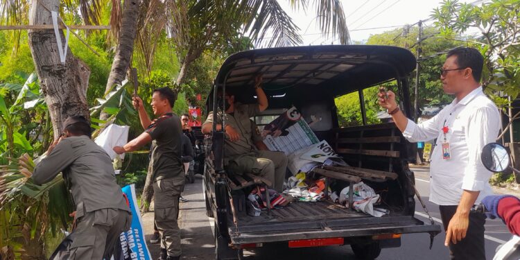 Potret Satpol PP saat menurunkan APK yang melanggar di Jalan Sedap Malam. Balitopik.com