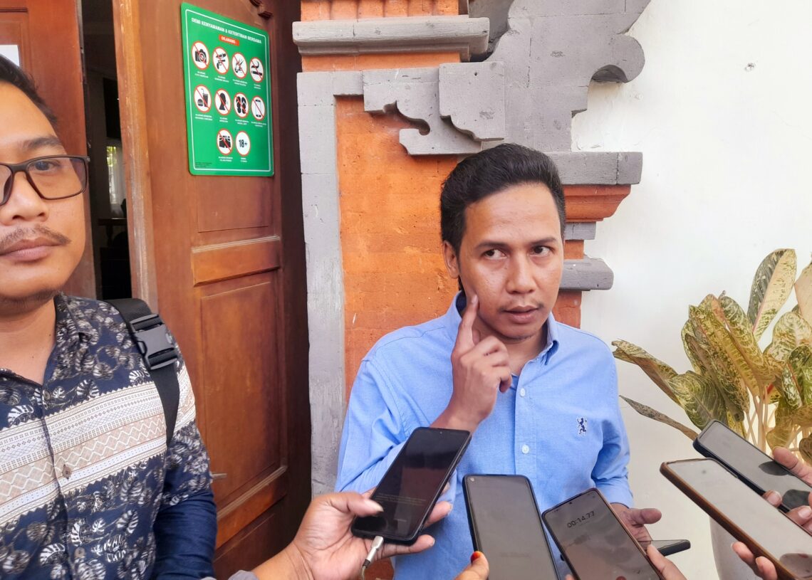 Apriadi Abdi Negara (kanan) dan rekan. Balitopik.com